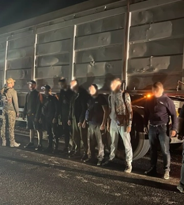 Заховалися у причепі вантажівки: прикордонники Вінниччини затримали шістьох чоловіків