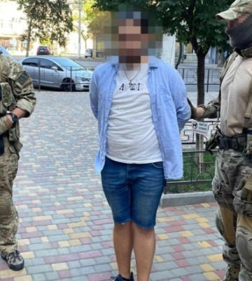 Отправлял уклонистов за границу под видом "церковных миссионеров": задержали экс-деякона УПЦ МП
