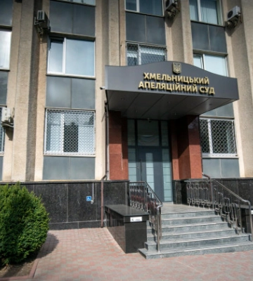На Хмельниччині жінка судилася з сусідкою через самовільно збудовану огорожу та просила стягнути моральну шкоду: що вирішив суд