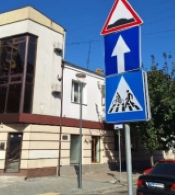 У центрі Луцька водії ігнорують знак одностороннього руху: їх почали штрафувати