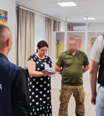 Поліція викрила на хабарі працівника військкомату на Одещині