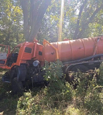 На Днепропетровщине спасатели достали из изуродованного «Камаза» мужчину