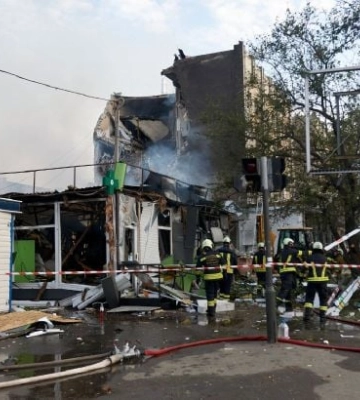 Полум&#039;я та уламки скрізь: у поліції показали перші хвилини після атаки РФ на Черкаси.  Відео