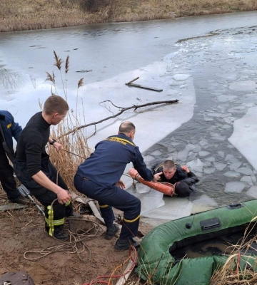Нагородили двох рятувальників з Волині, які витягли з-під криги дітей