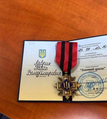 Військовий, який лікується у Чернівецькому госпіталі, отримав &quot;Золотий хрест&quot; від Залужного