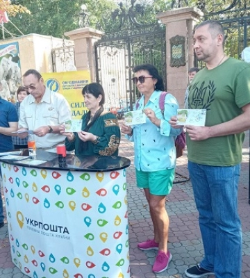 Щоб ці імена залишились в історії. У Миколаєві презентували марки з зображеннями загиблих працівників зоопарку