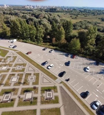 У Луцьку нанесли креативну розмітку на паркінгу нестандартної форми (фото, відео)