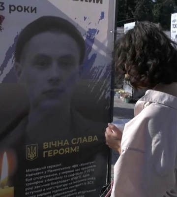 Кава для коханого, якому навіки 23: у Рівному дівчина носить улюблений напій до стели загиблого захисника (ВІДЕО)