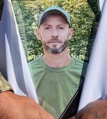 &quot;Тато їхній — герой. Він загинув не дарма&quot;. Із загиблим захисником Владиславом Черкаєм попрощалися в Сумах