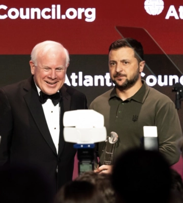 Зеленскому в Нью-Йорке вручили премию Atlantic Council Global Citizen Awards за вклад в улучшение мира