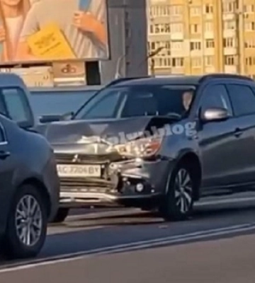 У Луцьку на мосту біля ПортCity влупилися «рено» і «мітсубісі» (відео)