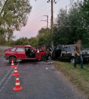 На Київщині внаслідок ДТП на зустрічних курсах постраждали троє людей (ФОТО)
