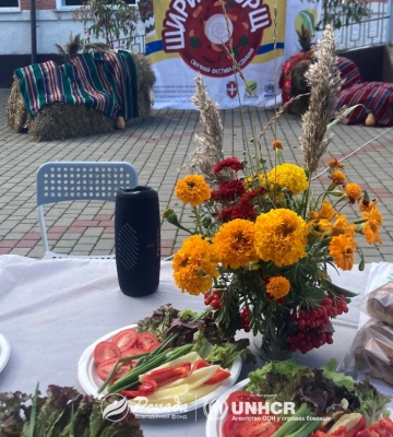 На Волині у трьох громадах місцеві жителі та ВПО зварили 120 літрів борщу