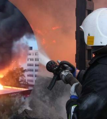 В Киеве – масштабный пожар: вспыхнуло офисное здание, пламя охватило 250 квадратов