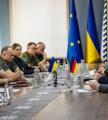 Сырский поговорил о войне с послом ФРГ в Украине Мартином Егером Сырский поговорил о войне с послом ФРГ в Украине Мартином Егером