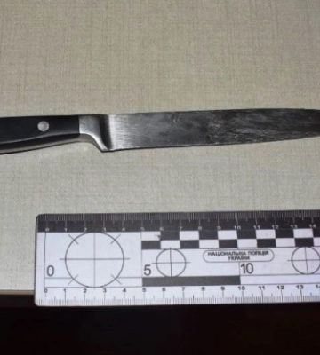 В Києві жінка вдарила чоловіка ножем