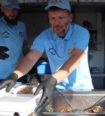 Кримські татари пригощали сумчан пловом