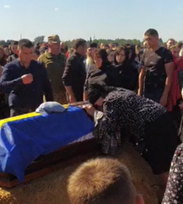 На похорон прийшло усе село: на Волині провели в останню путь загиблого розвідника-сапера Івана Худину. Відео