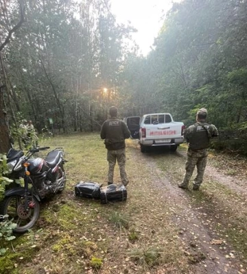 У лісі на Волині прикордонники затримали тютюнових контрабандистів