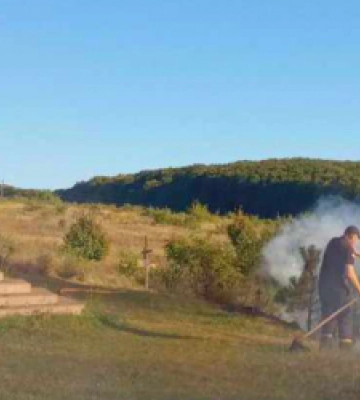 На Львівщині через пожежу сухої трави ледь не згоріла капличка