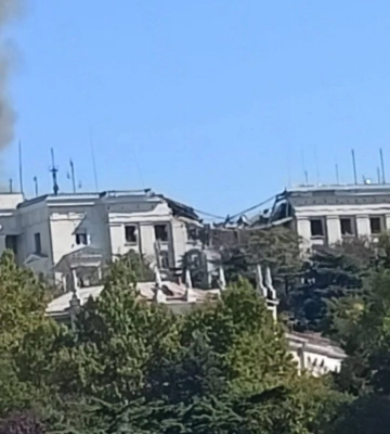 Удар по штабу Черноморского флота РФ — появились первые фото и видео разрушений
