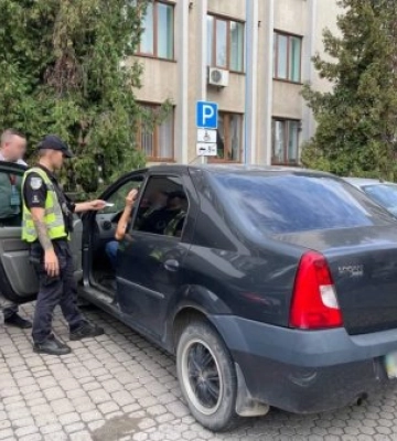 Закарпатські патрульні разом із громадськими активістами перевіряли як паркуються в місцях для водіїв з інвалідністю