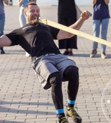 Протягнув зубами 6 автомобілів: у Дніпрі екстремал встановив рекорд Гіннеса