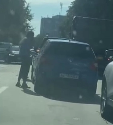 У Луцьку біля РЦ «Промінь» – аварія: утворився величезний затор (відео)