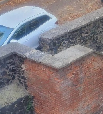 Перегородив сходи: у Луцьку невдало припаркований автомобіль облили кефіром