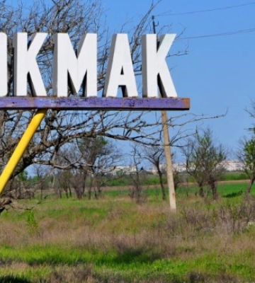 У &quot;вільні&quot; квартири Токмака розселяють окупантів, а ті відправляють майно власників до РФ