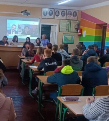 Под Броварами глава общины объявил войну лицею: уволить директора, чтобы не строить укрытие
