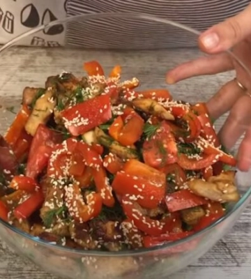 Вкусный сезонный салат с курицей и перцем: блюдо, которое подается теплой