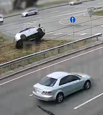 В Киеве на Окружной дороге произошло ДТП – авто перевернулось несколько раз, видео