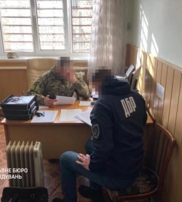 Посадовцю військової частини Рівненщини, який призначав доплати донці свого колеги, повідомили про підозру