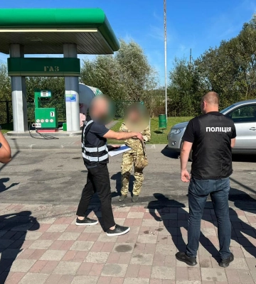 Офіцерку райвійськкомату на Львівщині затримали на АЗС з хабарем за зняття з військового обліку