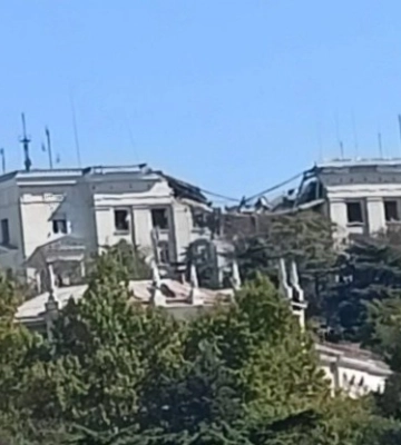 Появились кадры прямого попадания ракеты в штаб ЧФ в Севастополе