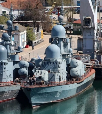 Під час удару по заводу у Севастополі пошкоджені два кораблі - МО РФ