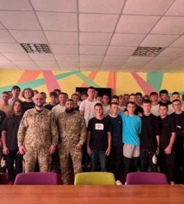 Закарпатські поліцейські провели «Урок із Захисту України» для одинадцятикласників ужгородського ліцею