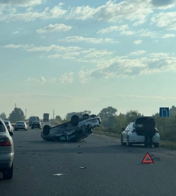 Зіштовхнулись автобус та легковик: на виїзді з Дніпра сталася ДТП