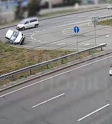 В Киеве произошло серьезное ДТП с опрокидыванием, видео
