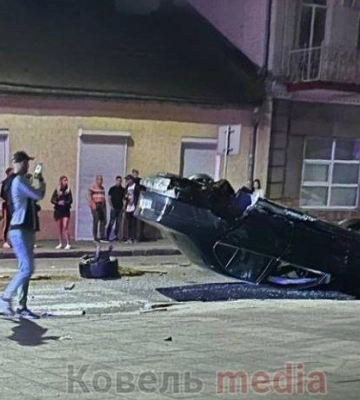 На Волині перевернулася автівка: водій втік. Відео