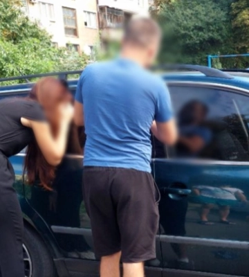 Заблокувалися дверцята: у Луцьку 2-річна дитина застрягла в авто 