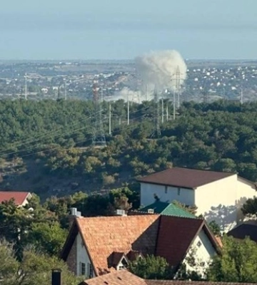 В Крыму звучит сирена, в Севастополе поднимается столб дыма