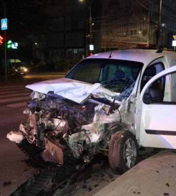 Легковик &quot;Renault Kangoo&quot; потрощило: у ДТП в Чернівцях постраждали водії і пасажир