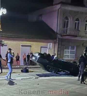 Опівночі в центрі Ковеля перекинулося авто