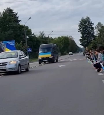 Навіки вдома: на Волині навколішки зустріли тіло бойового медика Віктора Буштера. Відео