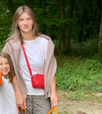 На прогулянку в ліс біля Луцька мама з донькою одягають яскраві рукавиці: навіщо 