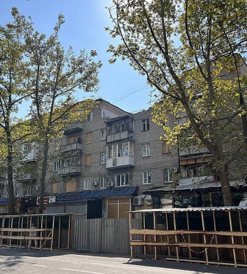 Сєнкевич показав, як підрядник ремонтує пошкоджений обстрілами будинок у центрі Миколаєва