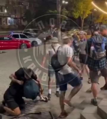 У Кривому Розі чоловіки з’ясовували, «хто під*р, а хто воює» (відео)