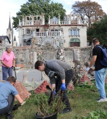 У Луцьку навели лад біля будинку скульптора Голованя 